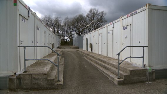 Die Außenansicht einiger Container in der Erstaufnahmeeinrichtungen in der Landsunterkunft in Bad Segeberg. © NDR 