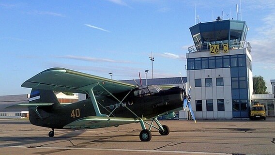 Ein Doppeldecker neben dem Terminal des FLughafens in Kiel-Holtenau © Flughafen Kiel 