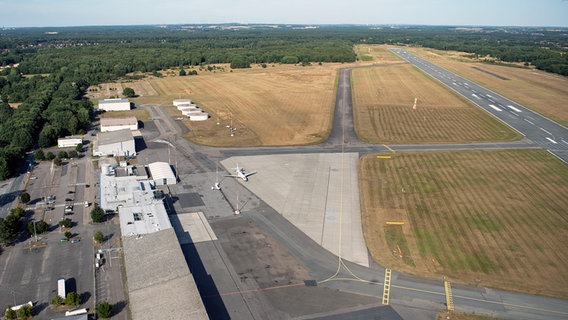 Blick aus der Luft auf das Gelände des Flughafen Lübeck. Blick aus der Luft auf das Gelände des Flughafen Lübeck. © dpa-Bildfunk Foto: Reiner Jensen