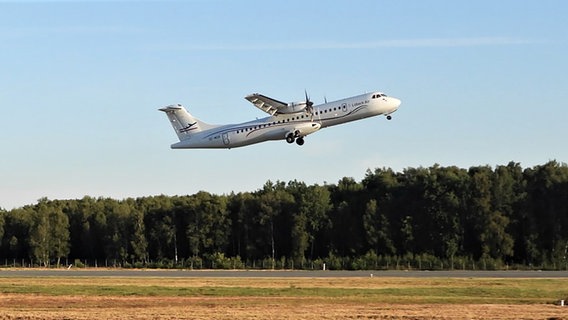 Ein Flugzeug hebt vom Lübecker Flughafen in Richtung München ab. © Johannes Kahts Foto: Johannes Kahts