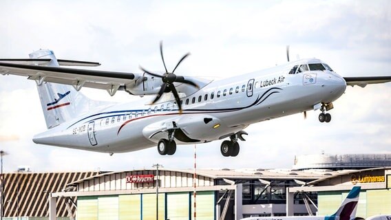 Ein Flugzeug der Lübeck Air hebt gerade ab. © IMAGO Foto: Arnulf Hettrich