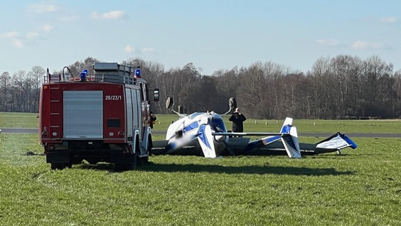 Ein abgestürztes Flugzeug auf dem Flugplatz Itzehoe. © Florian Sprenger 