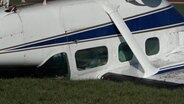 Ein abgestürztes Flugzeug auf dem Flugplatz Itzehoe. © NDR 