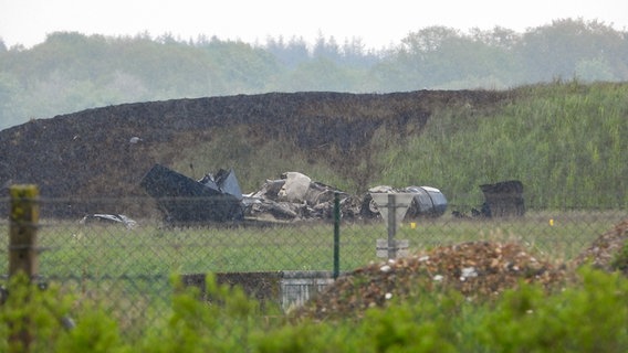 Wrackteile des abgestürzten Flugzeugs liegen am Boden an dem Unglücksort auf dem Bundeswehrflugplatz in Hohn. © Daniel Friederichs Foto: Daniel Friederichs