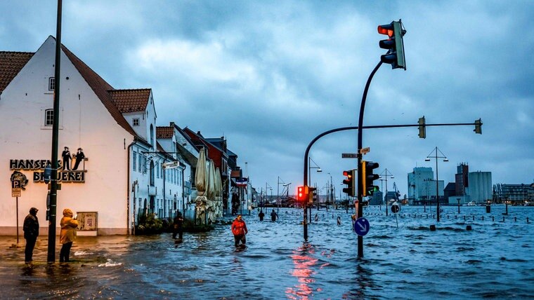 Überschwemmte Straßen entlang der Hafenpromenade in Flensburg an der Brauerei Hansen. © Axel Heimken/AFP