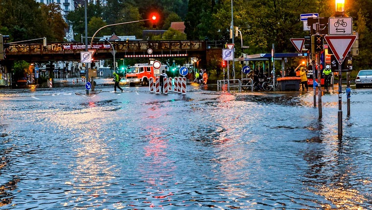 Eine Straße in der Nähe des Flensburger Hafens während des Hochwassers im Oktober unter Wasser. © Axel Heimken/AFP