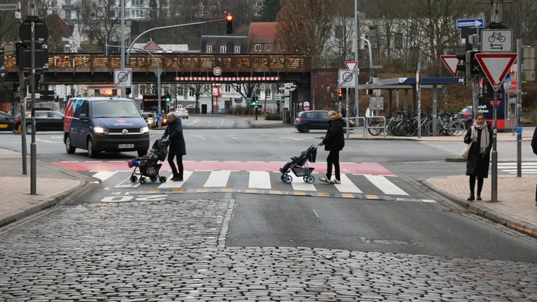 Eine belebte Flensburger Straße mit einem Zebrastreifen. © NDR Foto: Jörn Zahlmann