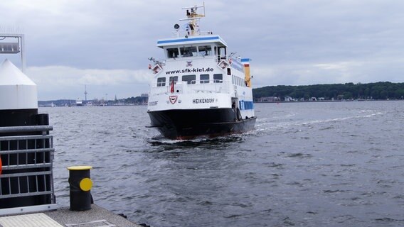 Der Fördedampfer fährt auf die Anlegestelle zu. Der Fördedampfer fährt auf die Anlegestelle zu. © NDR