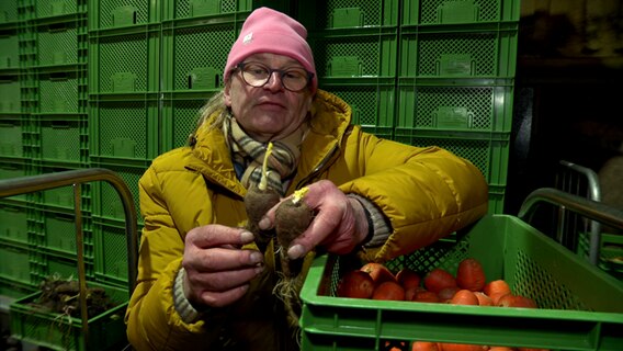 Foodscout Bernd Sautter ziegt verschiedenes Obst vom Acker. © NDR Foto:  NDR