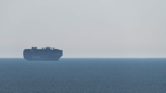 Ein großes Containerschiff schwimmt im Meer. © Thorsten Meyer Foto: Thorsten Meyer