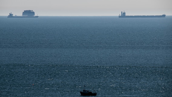 Mehrere große Containerschiff schwimmen im Meer. © Thorsten Meyer Foto: Thorsten Meyer