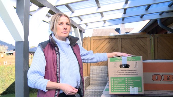 Die Ukrainerin Olena Fredebold die seit 20 Jahren Kellinghusen lebt, steht neben einigen frisch gepackten Kisten. © NDR 