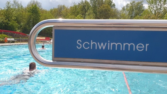Auf einem Schild vor einem Schwimmbecken steht das Wort "Schwimmer". © NDR 