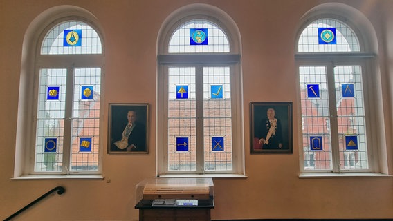 Drei Fenster mit verschiedenen Symbolen der Freimaurer in der "Lübecker Loge". © NDR Foto: Julian Marxen