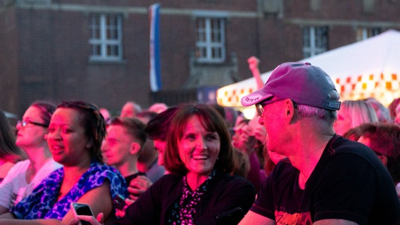 Ein Mann und eine Frau im Konzertpublikum schauen sich an. © NDR Foto: Julia Jänisch