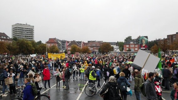 Menschen versammeln sich zur Fridays for Future-Demonstration auf dem Exerzierplatz in Kiel. © NDR Foto: Marc Kramhöft