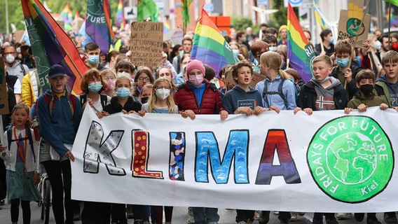 Junge Teilnehmer eines Demonstrationszuges von Fridays for Future tragen ein Banner mit dem Text "Klimastreik" © dpa-Bildfunk Foto: Christian Charisius