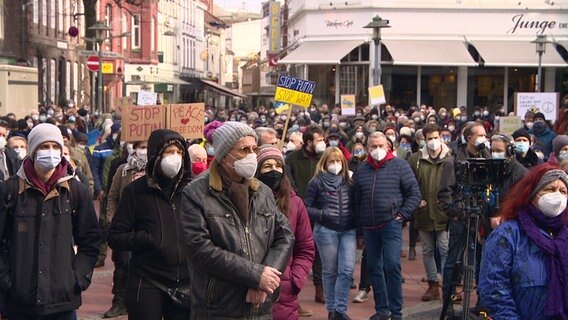 Zahlreiche Menschen demonstrieren in Elmshorn gegen den Krieg in der Ukraine. © NDR 