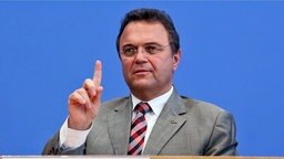 Bundesinnenminister Hans-Peter Friedrich (CSU) spricht auf einer Pressekonferenz © picture alliance / dpa Foto: Stephanie Pilick