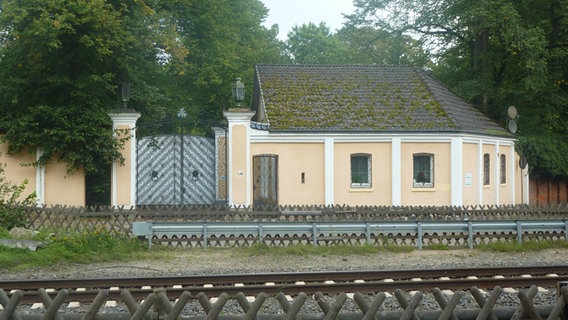 Der Eingang zur früheren Residenz von Reichskanzler Otto von Bismarck in Friedrichsruh © NDR.de Foto: Marc-Oliver Rehrmann