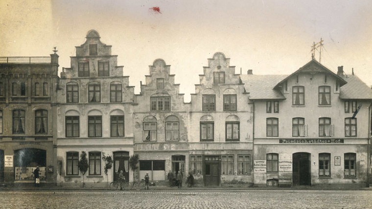 Eine historische Aufnahme von der Häuserreihe auf dem Marktplatz in Friedrichstadt. © Stadtarchiv Friedrichstadt