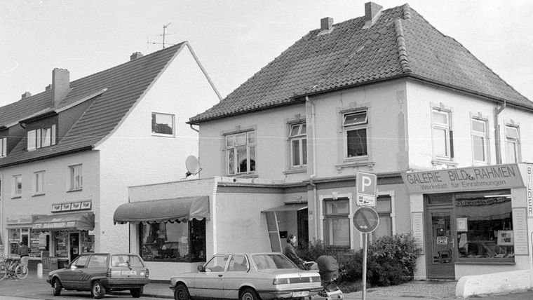 Alte Aufnahme der Ulzburger Straße in Norderstedt mit dem Jugendzentrum. © Stadtarchiv Norderstedt Foto: Stadtarchiv Norderstedt