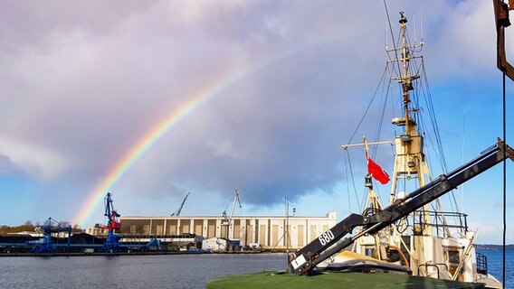 Ein Regenbogen, über der FSG © NDR Foto: Lukas Knauer