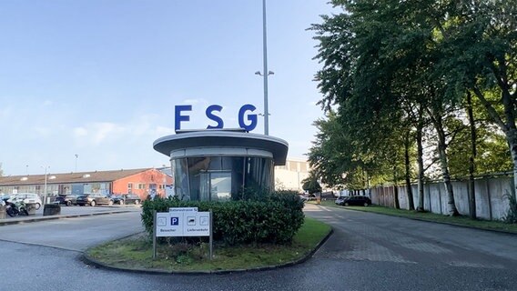 Der Eingang auf das Gelände der Flensburger Schiffbau-Gesellschaft. © NDR Foto: Frank Goldenstein