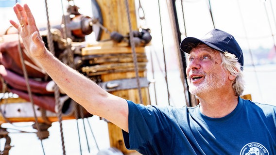 Polarforscher und Buchautor Arved Fuchs winkt von seinem Schiff. © dpa-Bildfunk Foto: Axel Heimken