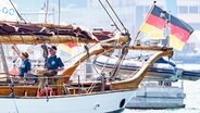 Polarforscher und Buchautor Arved Fuchs steht auf seinem Schiff. © dpa-Bildfunk Foto: Axel Heimken