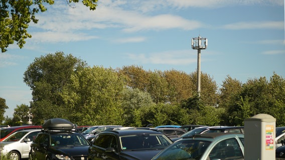 Parkplatz mit Blick auf einen Funkmast in Scharbeutz Parkplatz mit Blick auf einen Funkmast in Scharbeutz © NDR Foto: Hauke Bülow