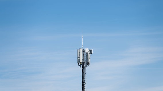 Ein Mobilfunkmast vor blauem Himmel © imago images Foto: Silas Stein