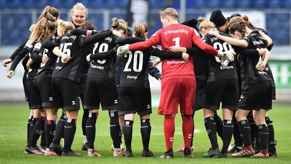 Fußballerinnen von Henstedt-Ulzburg bilden einen Kreis © Imago 