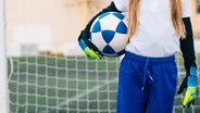 Mädchen hält Fußball in der Hand © IMAGO / xJosexLuisxCarrascosax 