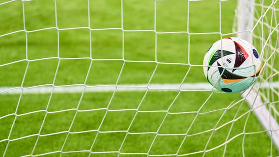 Ein Fußball fliegt ins Tor © Imago Images / ActionPictures 
