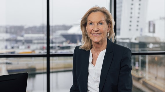 Gaby Schäfer, Präsidentin des Landesrechnungshofs Schleswig-Holstein, steht in ihrem Büro in der Innenstadt und schaut in die Kamera. © picture alliance/dpa Foto: Frank Molter