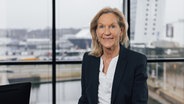 Gaby Schäfer, Präsidentin des Landesrechnungshofs Schleswig-Holstein, steht in ihrem Büro in der Innenstadt und schaut in die Kamera. © picture alliance/dpa Foto: Frank Molter