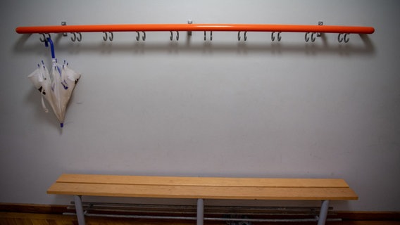 Eine leere Garderobe in einer Schule. © dpa-Bildfunk Foto: Peter Kneffel