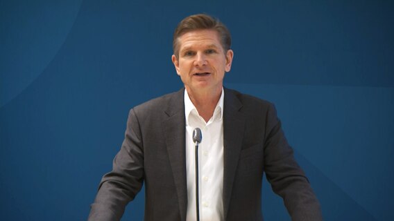 Heiner Garg spricht auf einer Pressekonferenz © NDR 