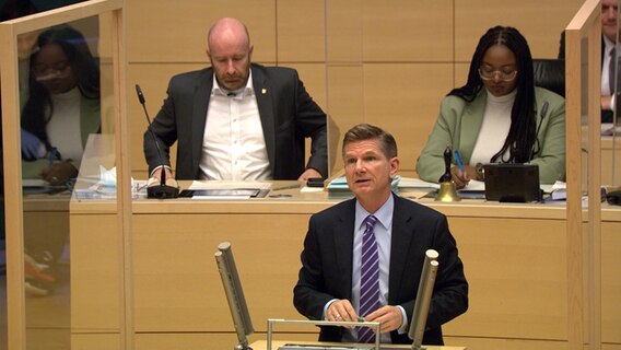Gesundheitsminister Heiner Garg (FDP) spricht im Kieler Landtag.  