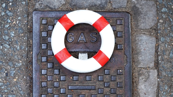 Ein Gasanschluss im öffentlichen Straßenraum mit einem Rettungsring © imago images/serienlicht 