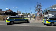 Zwei Polizeifahrzeuge im Hafen von Niendorf (Ostsee) © NDR Foto: Stefan Böhnke