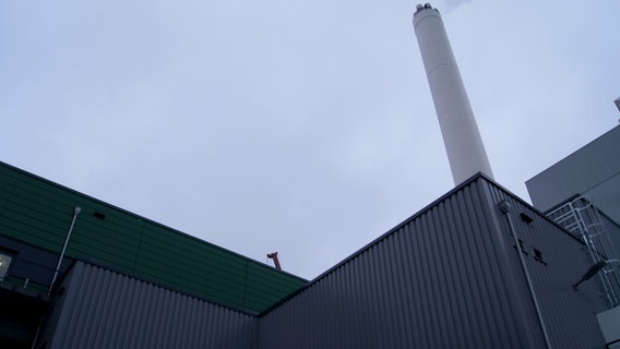 Die Außenansicht der Stadtwerke Flensburg mit Blick auf den großen Schornstein des Gaskraftwerks. © Peer-Axel Kroeske Foto: Peer-Axel Kroeske
