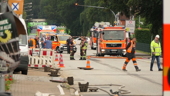 Mehrere Feuerwehrautos und Einsatzkräfte befinden sich nach einem Gasleck auf einer Straße in Norderstedt. © Daniel Friedrichs Foto: Daniel Friedrichs
