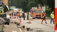 Mehrere Feuerwehrautos und Einsatzkräfte befinden sich nach einem Gasleck auf einer Straße in Norderstedt. © Daniel Friederichs Foto: Daniel Friederichs