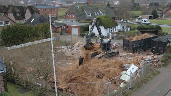 Ein Bagger steht auf dem Ort in Sylt, wo früher der "Alte Gasthof" war. © NDR 