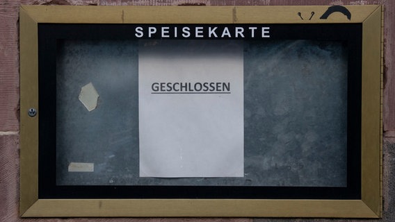 Geschlossen" steht auf dem Zettel im Aushang eines Restaurants. © dpa-Bildfunk Foto: Boris Roessler