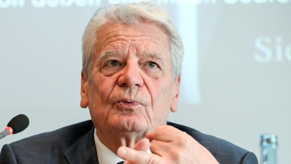 Alt-Bundespräsident Joachim Gauck gestikuliert. Alt-Bundespräsident Joachim Gauck gestikuliert. © Foto: Jens Kalaene/dpa +++ dpa-Bildfunk +++ Foto: Jens Kalaene