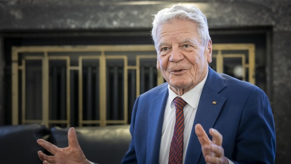 Alt-Bundespräsident Joachim Gauck blickt gestikulierend in die Kamera. © picture alliance / Thomas Imo/photothek.de | Thomas Imo Foto: Thomas Imo