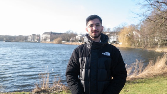 Hamza Abed bei einem Spaziergang im Park. © NDR Foto: Lisa Pandelaki